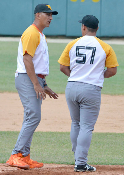 Mánager Ariel Pestano y pitcher Yanny Delgado, del equipo Villa Clara =sub 23. Mánager Ariel Pestano y pitcher Yanny Delgado, del equipo Villa Clara sub 23.