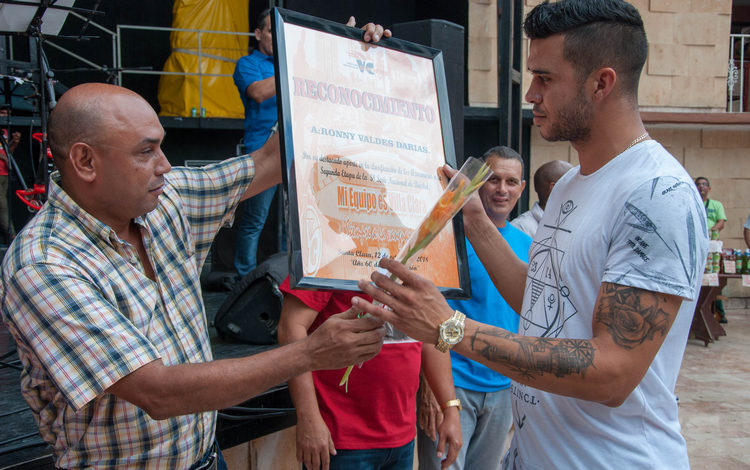 El lanzrecibe el reconador Ronny Valdés 