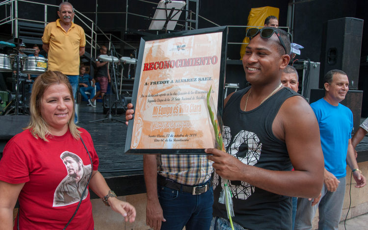 Reconocimiento a Freddy Asiel ílvarez, lanzador del equipo Villa Clara.