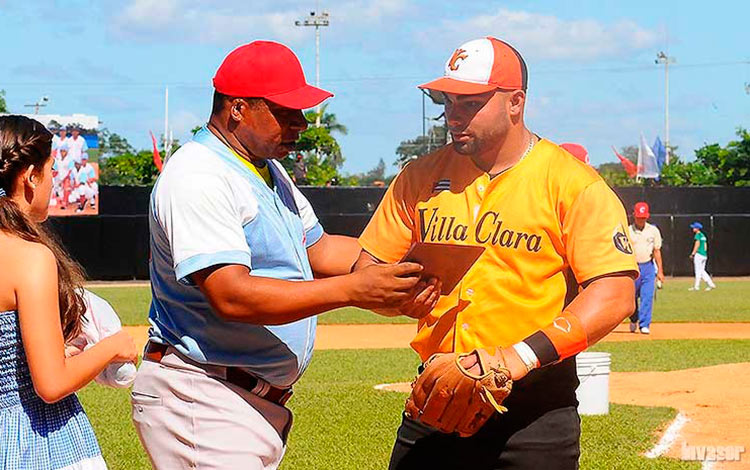 Norel González, pelotero de Villa Clara, gana la competencia de tiro desde los jardines al home. Norel González, pelotero de Villa Clara, gana la competencia de tiro desde los jardines al home.