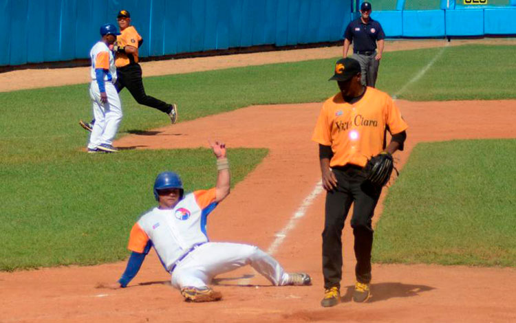 Orlando Acebey anota el empate de Sancti Spíritus contra Villa Clara. Orlando Acebey anota el empate de Sancti Spíritus contra Villa Clara.