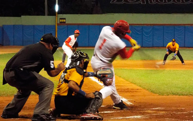 Danel Castro batea por Las Tunas en juego contra Villa Clara.