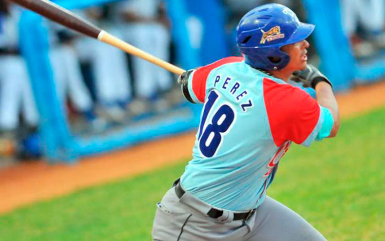 Yeniet Pérez, pelotero de Villa Clara, jugando como refuerzo de Ciego de ívila. Yeniet Pérez, pelotero de Villa Clara, jugando como refuerzo de Ciego de ívila.