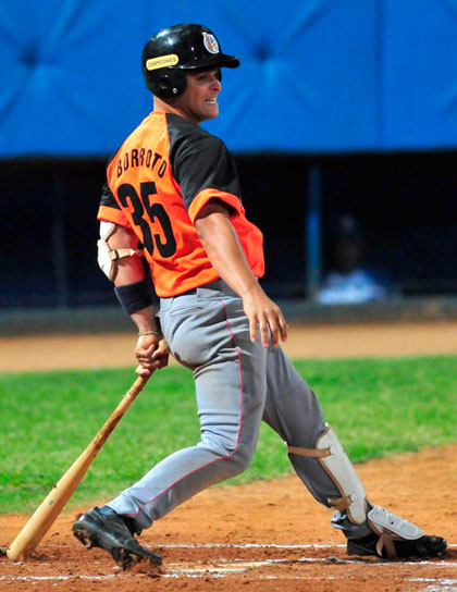 Yorbis Borroto, pelotero de Ciego de ívila, jugando como refuerzo de Villa Clara. Yorbis Borroto, pelotero de Ciego de ívila, jugando como refuerzo de Villa Clara.