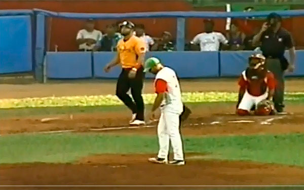 Norel González, pelotero de Villa Clara, batea jonrón frente a Las Tunas. Norel González, pelotero de Villa Clara, batea jonrón frente a Las Tunas.