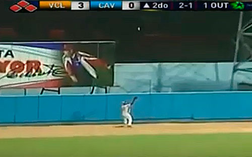 Jonrón de Yurién Vizcaíno frente a Ciego de ívila, 21 de diciembre de 2018. Jonrón de Yurién Vizcaíno frente a Ciego de ívila, 21 de diciembre de 2018.