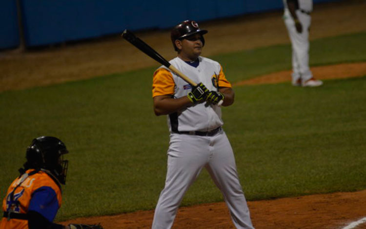 Carlos Benítez batea por Villa Clara, en tercer juego play off contra Sancti Spíritus. Carlos Benítez batea por Villa Clara, en tercer juego play off contra Sancti Spíritus.