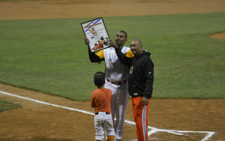 Reconocimiento a Freddy Asiel ílvarez, lanzador del equipo Villa Clara, por sus 100 victorias en series nacionales.