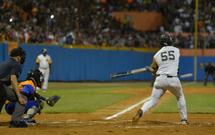 Yurién Vizcaí­no batea en tercer juego de Villa Clara contra Sancti Spí­ritus.