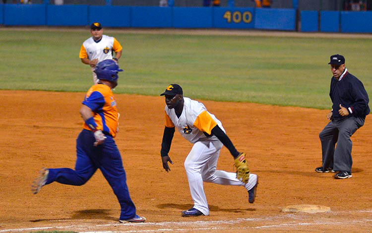 William Saavedra defiende la primera base por Villa Clara William Saavedra defiende la primera base por Villa Clara