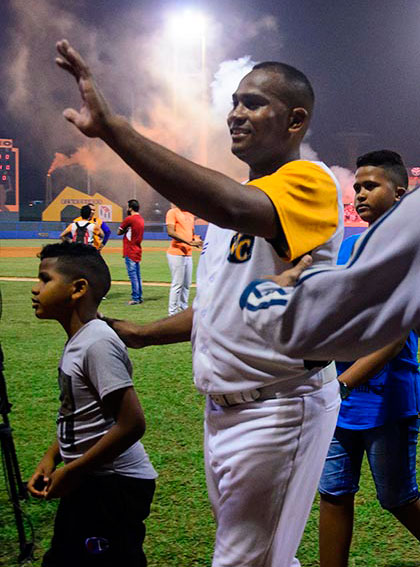 Freddy Asiel ílvarez celebra victoria en quinto juego del play off semifinal contra Sancti Spíritus. Freddy Asiel ílvarez celebra victoria en quinto juego del play off semifinal contra Sancti Spíritus.