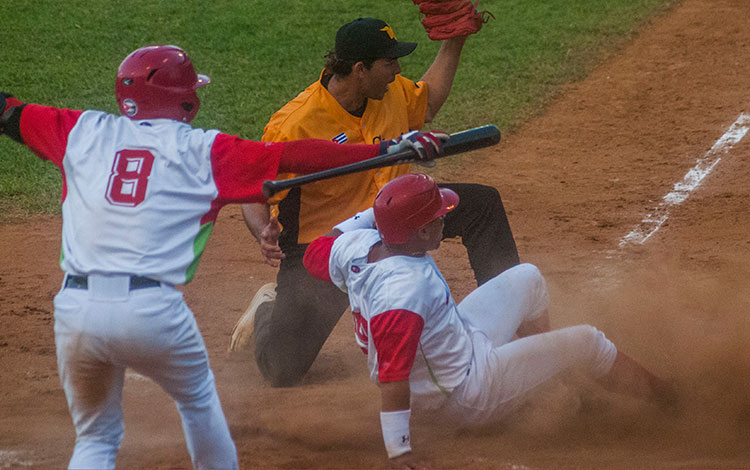 Las Tunas anota carrera frente a Villa Clara en segundo juego de la final de la 58 Serie Nacional de Béisbol.