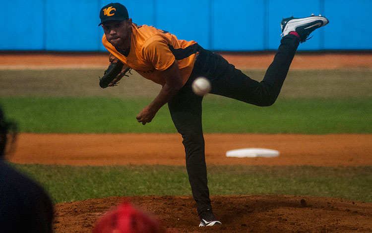 Misael Villa, pitcher perdedor por Villa Clara. Misael Villa, pitcher perdedor por Villa Clara.