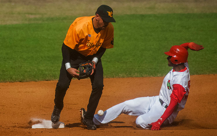 Yunior Paumir en jugada en el segundo juego de la final Villa Clara-Las Tunas, 58 SNB. Yunior Paumir en jugada en el segundo juego de la final Villa Clara-Las Tunas, 58 SNB.