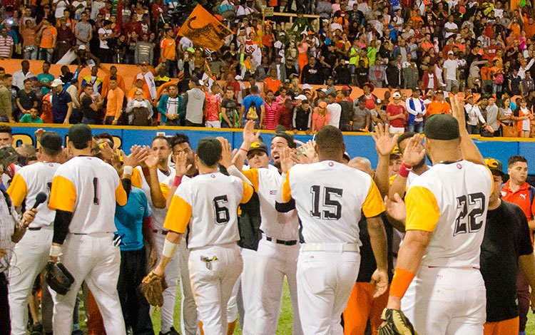 Villa Clara celebra victoria contra Las Tunas en tercer juego del play off final de la 58 Serie Nacional de Béisbol. Villa Clara celebra victoria contra Las Tunas en tercer juego del play off final de la 58 Serie Nacional de Béisbol.