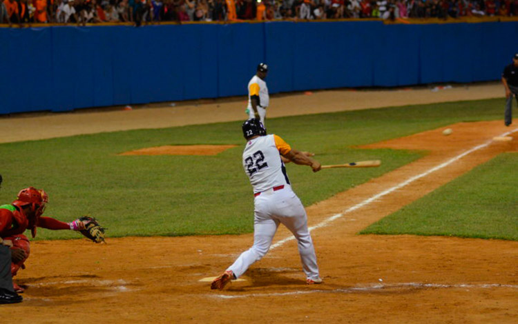 Norel González, pelotero de Villa Clara en tercer juego de la final contra Las Tunas. Norel González, pelotero de Villa Clara en tercer juego de la final contra Las Tunas.