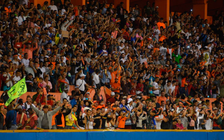 Aficionados respaldan al equipo Villa Clara en el tercer juego contra Las Tunas, en el estadio Augusto César Sandino.