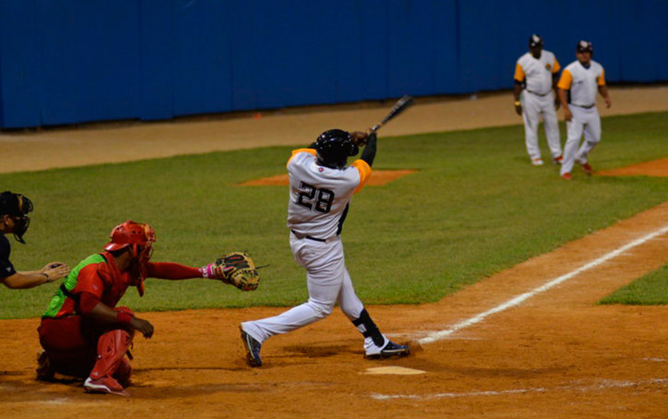 William Saavedra bateó jonrón en el cuarto inning del tercer juego de la final contra Las Tunas.