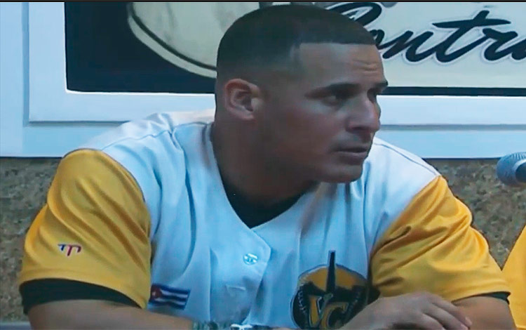 images/materiales/deporte/beisbol/2019/01-16-cuarto-juego-final-58-snb-rbv/vizcaino-rueda-prensa.jpg Yurién Vizcaíno en conferencia de prensa tras cuarto partido de la final de la 58 Serie Nacional de Béisbol.