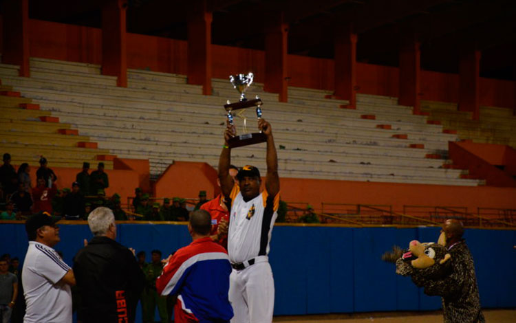Eduardo Paret alza el trofeo del segundo lugar del equipo Villa Clara en la 58 Serie Nacional de Béisbol de Cuba.
