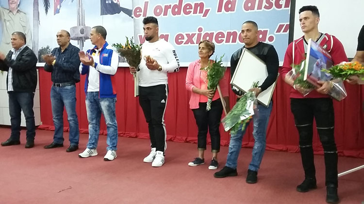Integrantes del equipo Villa Clara reciben reconocimientos.
