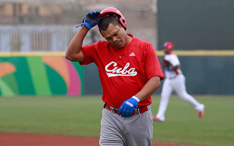 Pelotero cubano en juego contra República Dominicana en Lima 2019,