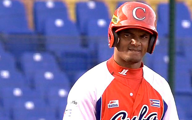 Yosvani Alarcón, receptor equipo Cuba de béisbol.