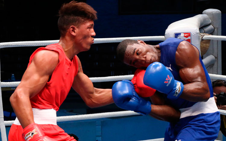 Osvary Morrel (de rojo), boxeador de Villa Clara.