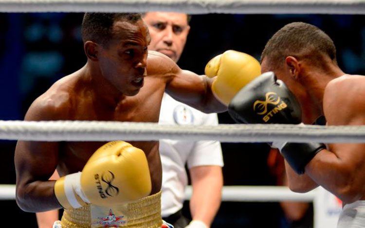 Damián Arce en combate contra Julián Velázquez.