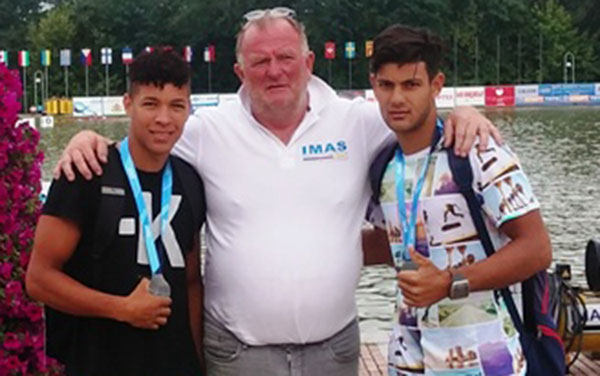 Orestes Gutiérrez (a la derecha), plata en el mundial juvenil de canotaje.