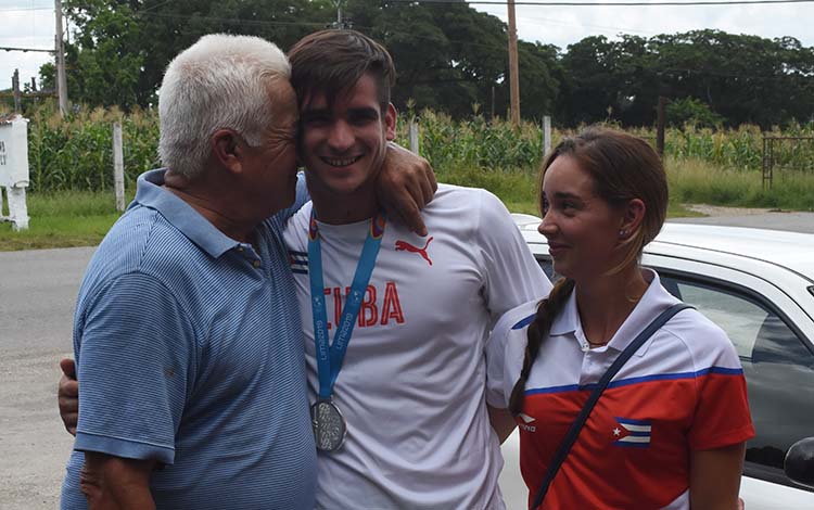 Reinier Carrera Monteagudo, medallista de plata en Lima 2019 es recibido en Falcón, Villa Clara.