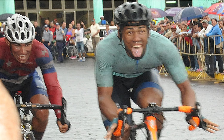 Onel Santaclara gana tramo Cienfuegos-Santa Clara. Onel Santaclara entra primero a la meta de Santa Clara, en la Vuelta Ciclística a Cuba 2017.