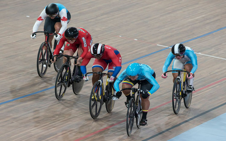 Ciclista cubana Lisandra Guerra llega segunda a la meta en el Keirin de los Panamericanos de Lima 2019.