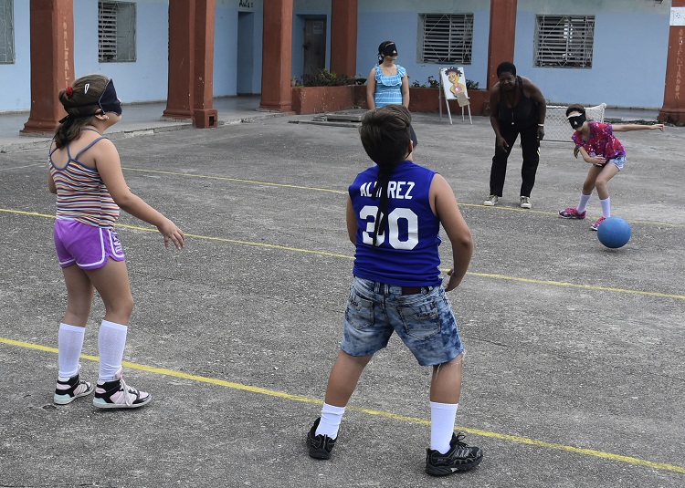 Juego del goalball en la Escuela Fructuoso Rodríguez de Santa Clara Juego del goalball en la Escuela Fructuoso Rodríguez de Santa Clara