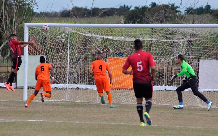 Villa Clara contra Las Tunas en Campeonato Nacional de Fútbol.