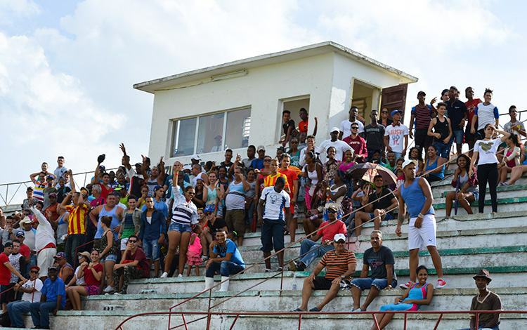 Aficionados en la cancha Camilo Cienfuegos, de Zulueta.