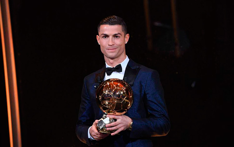 Cristiano Ronaldo recibe su quinto Balón de Oro.