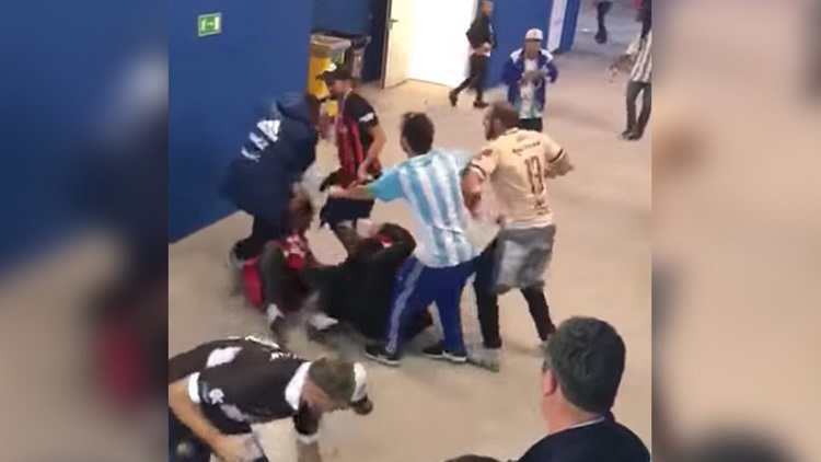 Bronca entre hinchas de Argentina y Croacia Bronca entre hinchas de Argentina y Croacia