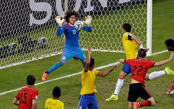 Neymar y Memo Ochoa Neymar y Memo Ochoa