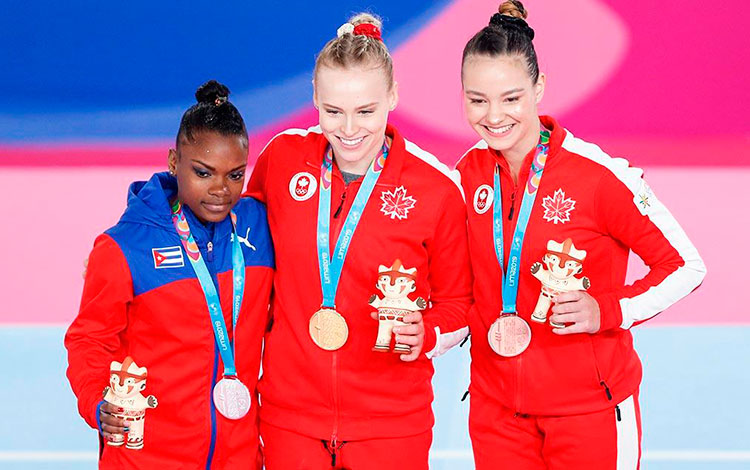 Yesenia Ferrera en la premiación del caballo de salto con su medalla de plata.