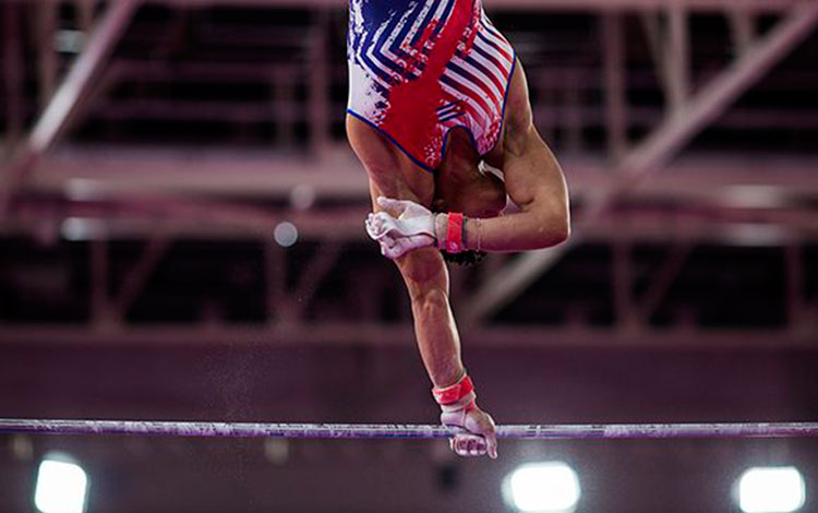 Huber Godoy en la barra fija durante la final por aparatos de la gimnasia de los Panamericanos de LIma 2019.