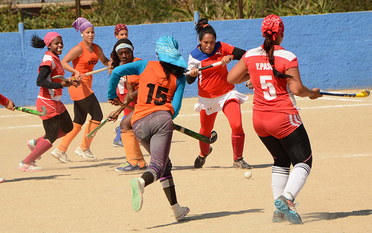 Las Tunas y Villa Clara discuten final del hockey femenino de Cuba.