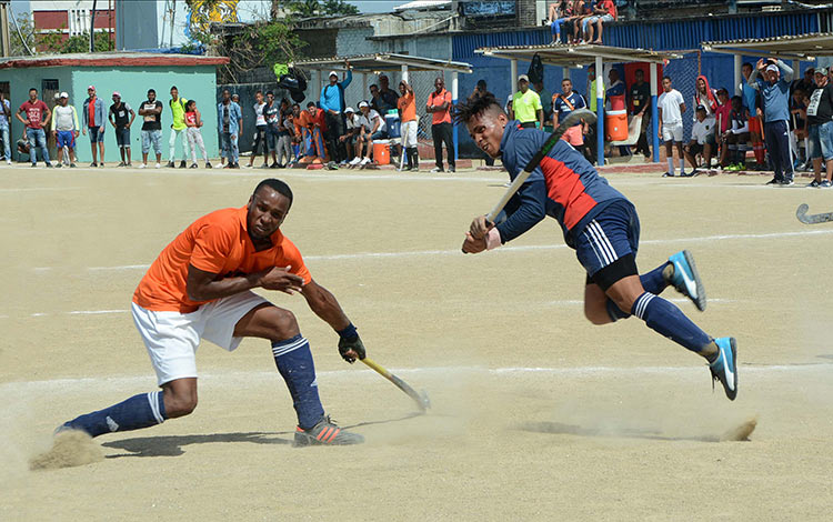 Momento del partido por el oro en el nacional de hockey sobre césped entre Ciego de Ávila (campeón) y Villa Clara.