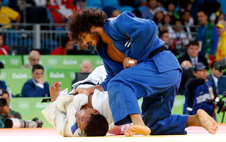 Judoca cubano Asley González en combate contra el boliviano Martin Michel, en Río 2016.
