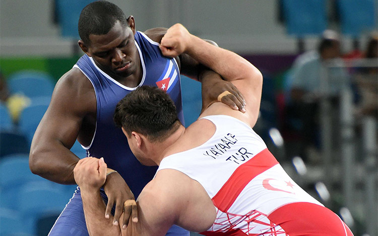 Mijaín López, de Cuba, vence al turco Riza Kayaalp en la final de la lucha grecorromana de Río de Janeiro 2016. 