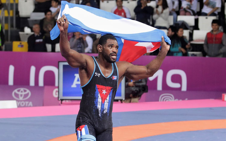Yurieski Torreblanca celebra el título en los 86 kg de la lucha libre. Yurieski Torreblanca celebra el título en los 86 kg de la lucha libre.