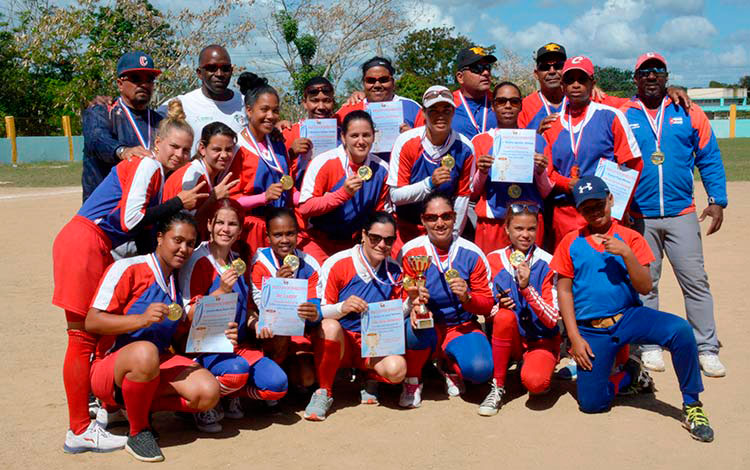 Equipo Villa Clara celebra título nacional en el campeonato femenino de softbol.