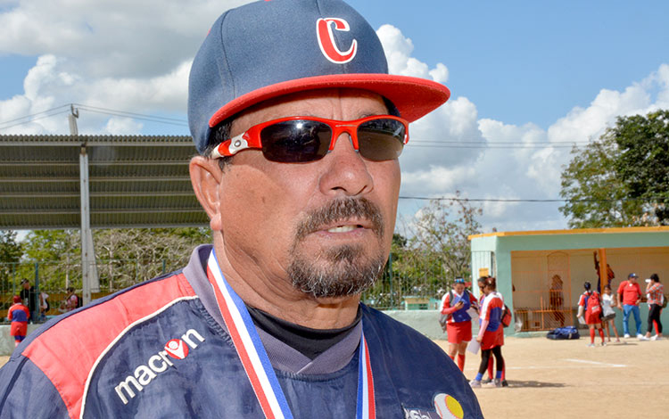 Jorge Lamas, director de la preselección nacional femenina de softbol.