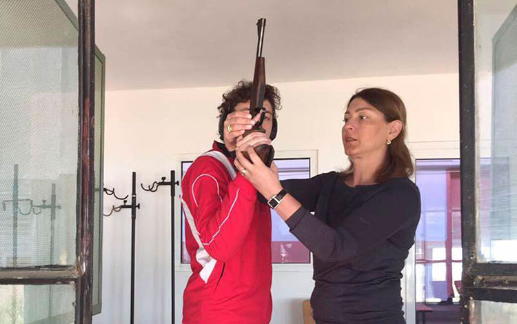 Nino Salukvadze y Tsotne Machavariani en entrenamiento de tiro.