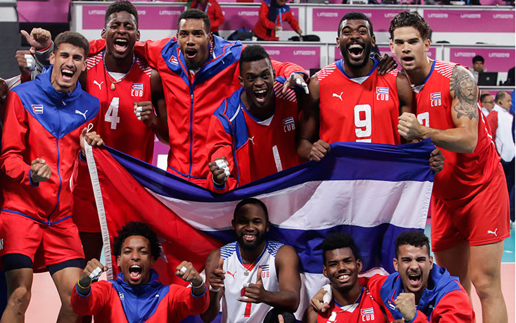Equipo Cuba celebra la victoria contra Brasil y el pase a la final del voleibol de los Panamericanos de Lima 2019.